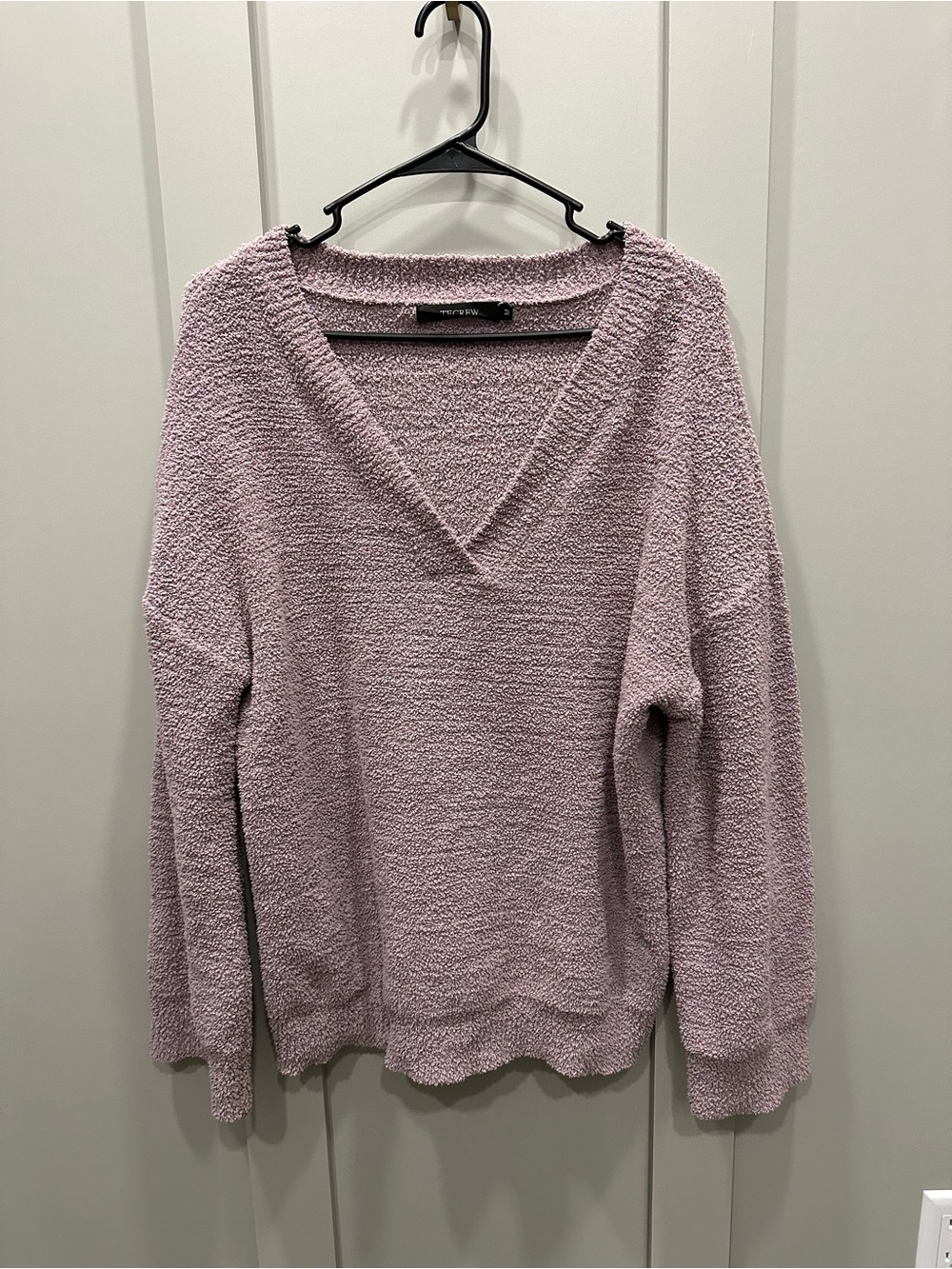 Soft Lilac V-Neck Bouclé Sweater by Tecrew